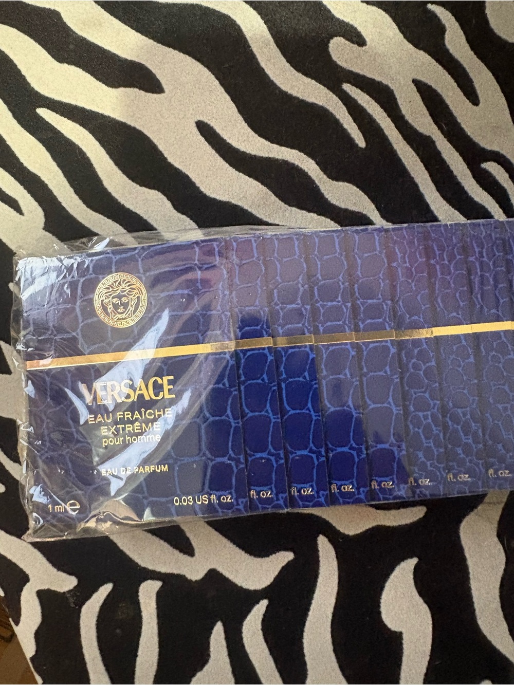 Versace Eau Fraîche Extrême 8 piece sample - Navy & Gold